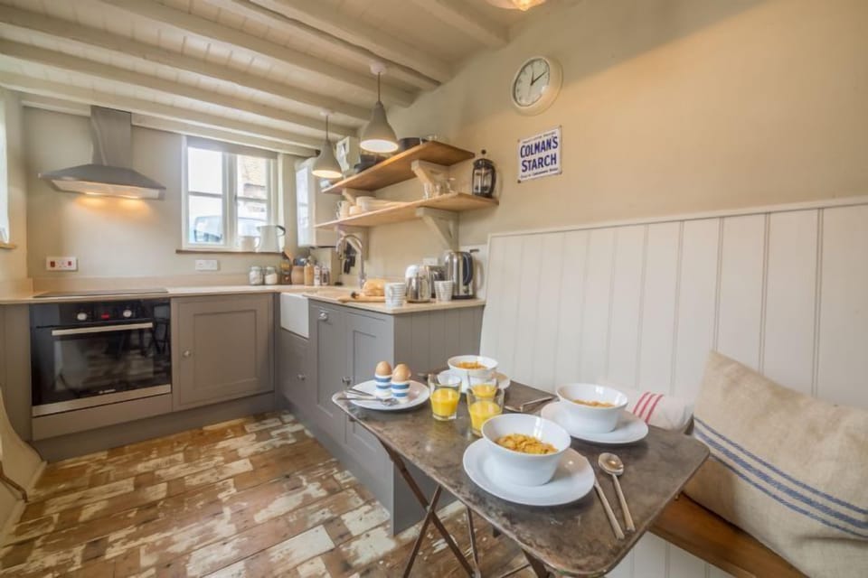 Ground floor: Country style kitchen/ dining area