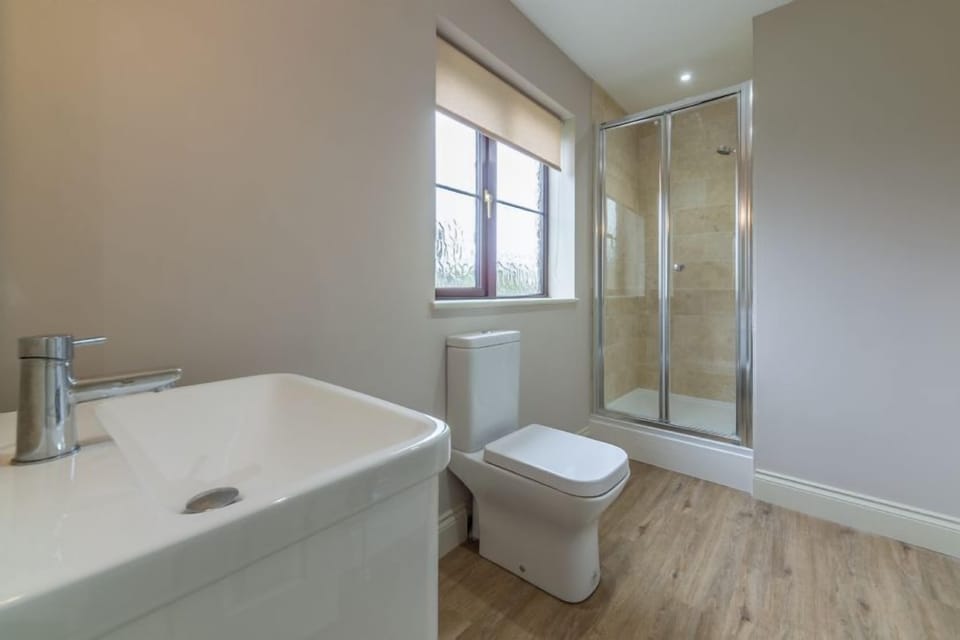 First floor: En-suite shower room in master bedroom
