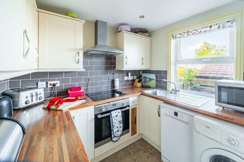 Ground floor: Well equipped kitchen