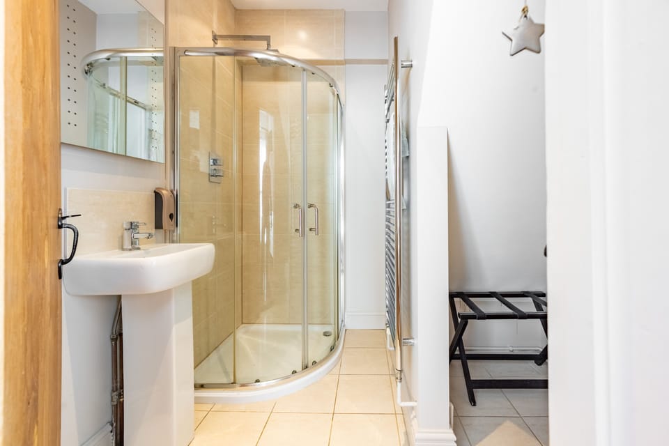 Ground floor: Bedroom three en-suite shower room
