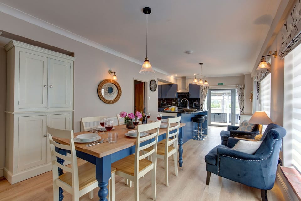 Springbank, Wells-next-the-Sea: Open plan dining area with well-equipped kitchen beyond