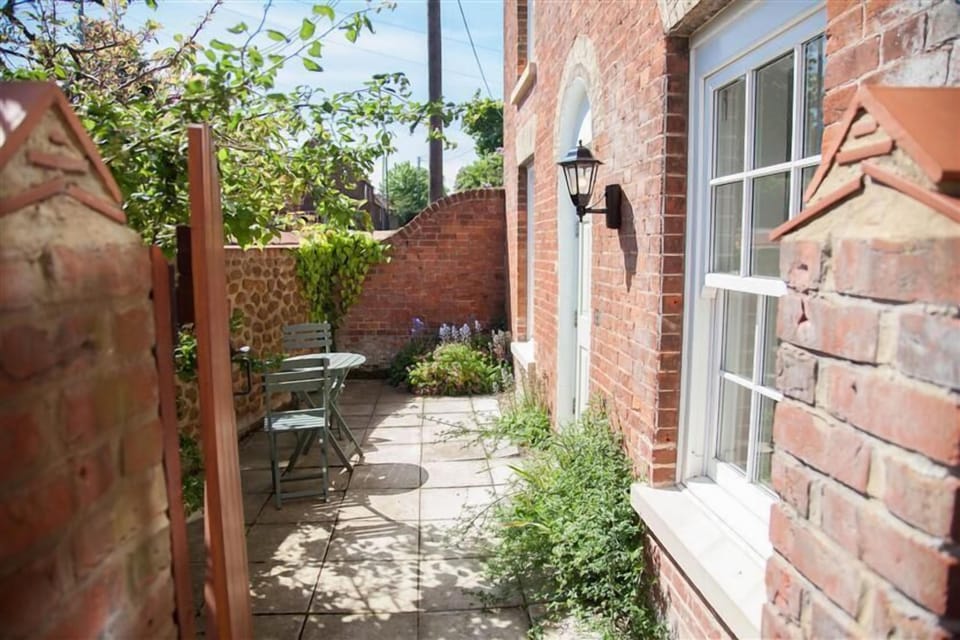 Neptune Cottage, Old Hunstanton: Front garden with seating area