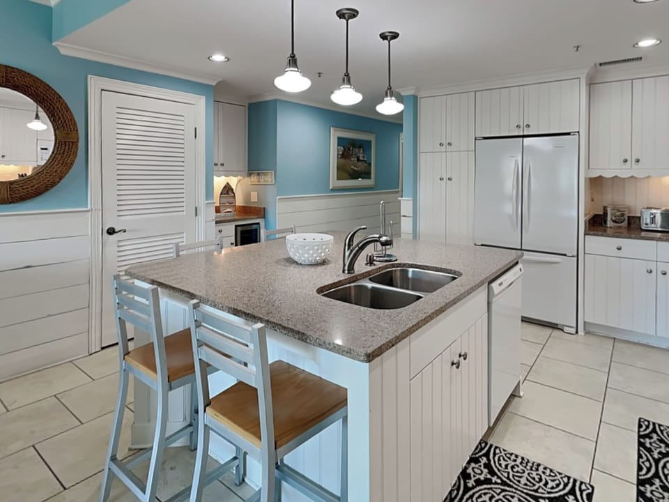 Full Kitchen w/ Dry Bar & Wine Fridge