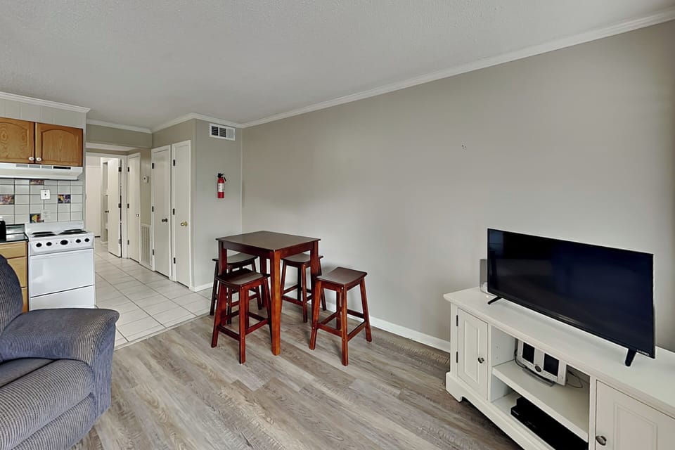 Open Living + Dining w. Smart TV and Table for 4