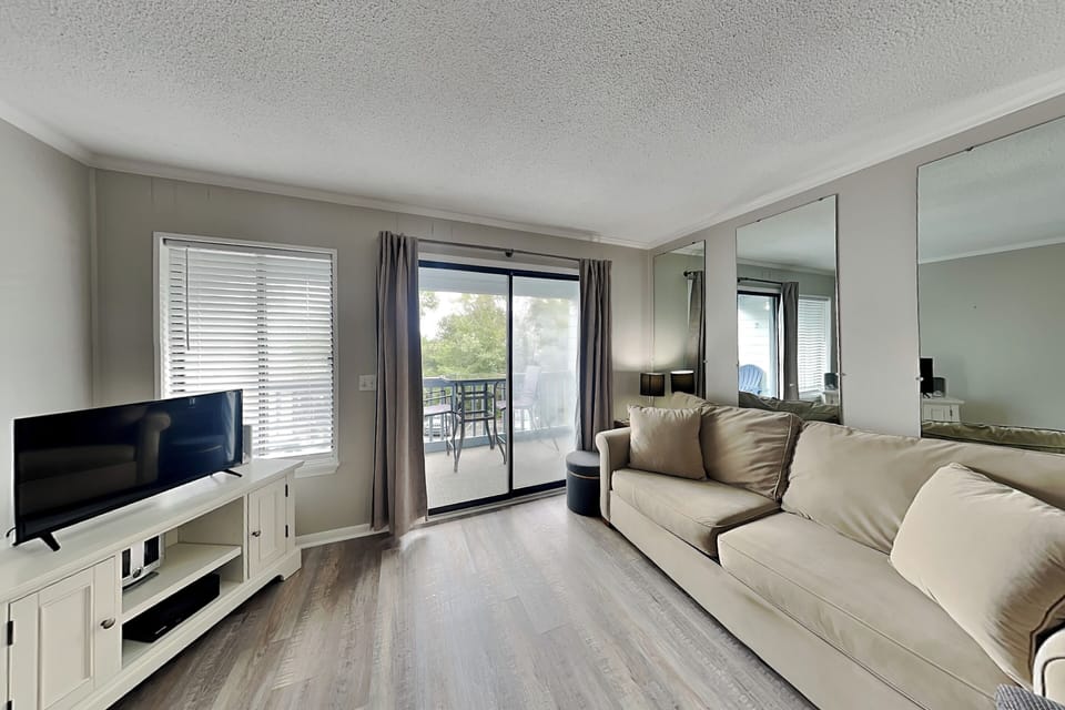 Living Area w. TV, Balcony Access