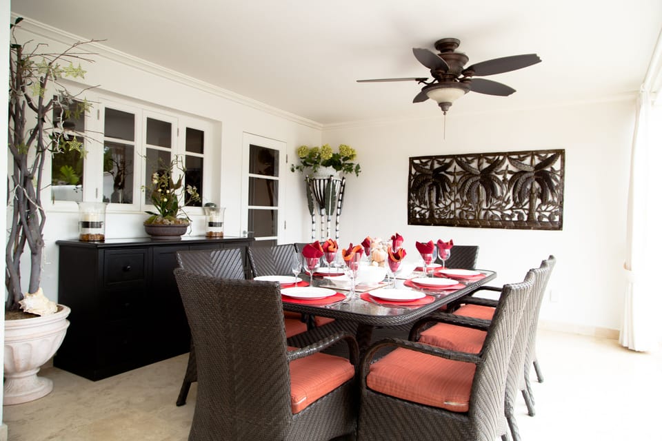 Covered dining for 8 persons