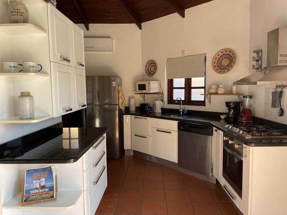 Kitchen with 4 pits cooktop, oven, large fridge, microwave, coffee machine