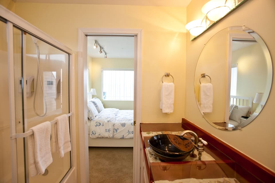 Room202920bathroom