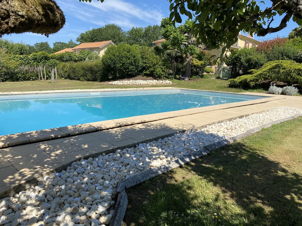 piscine chauffée 12M x 6m et partagée avec 3 autres gîtes