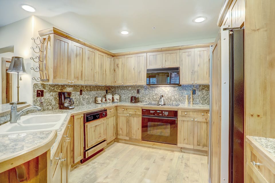 Condo, 2 Bedrooms | Private kitchen | Fridge, oven, coffee/tea maker, toaster