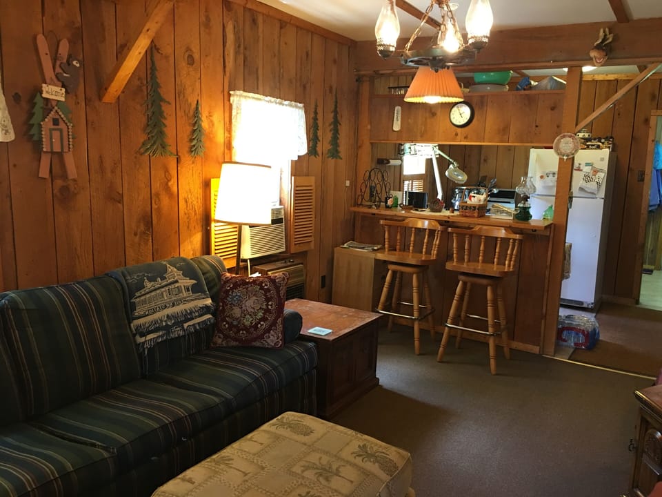 living room/breakfast counter/kitchen
