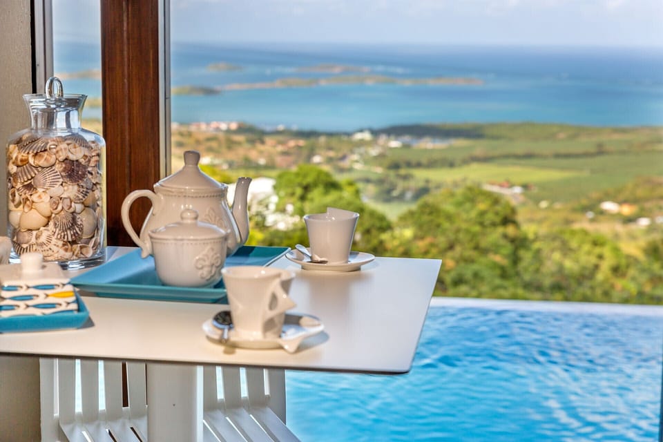 Combining modernity and tropical elegance, Villa Lidoam with its infinity pool is the promise of a successful holiday.