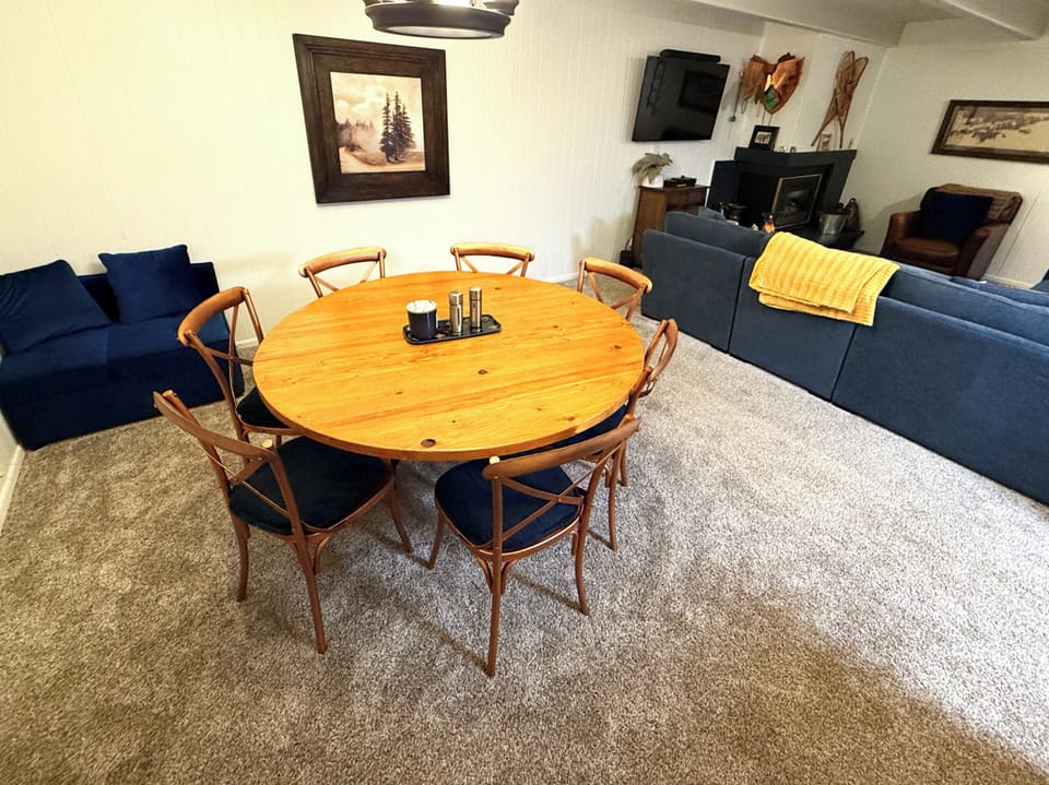 Dining room that seats 7 with access to patio.