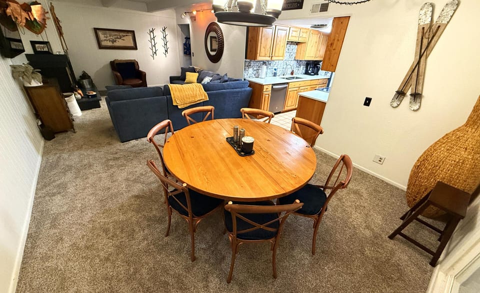 Dining room that seats 7 with access to patio.