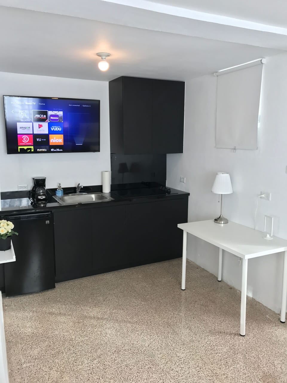 Cocina privada con: vajillas, ollas, estufa, nevera, microondas, cafetera y mas.