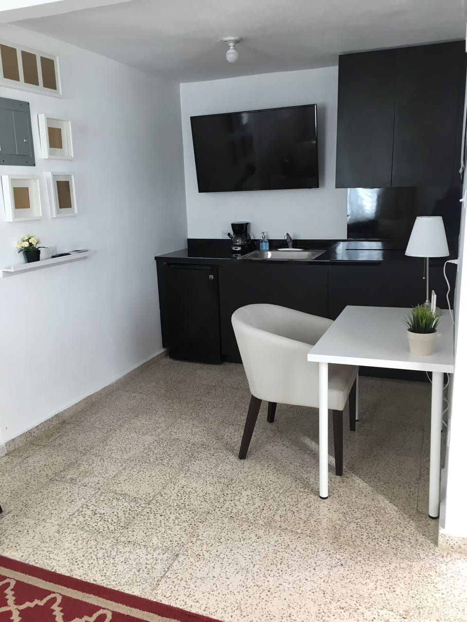 Cocina privada con: vajillas, ollas, estufa, nevera, microondas, cafetera y mas.