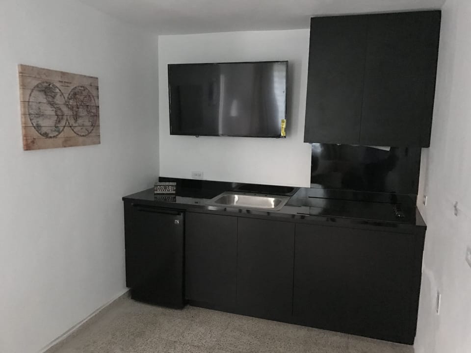 Cocina privada con: vajillas, ollas, estufa, nevera, microondas, cafetera y mas.