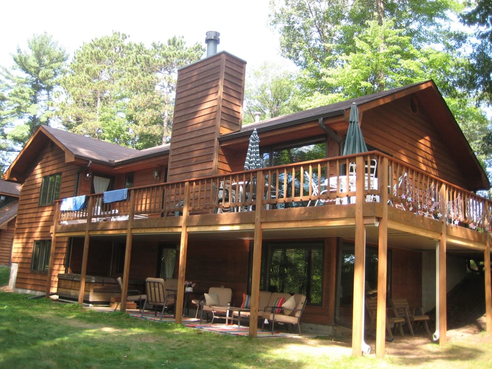 Luxury 3+2 bed/3 bath home with 180 % view of beautiful Johnson Lake.