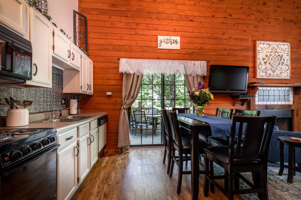 Great dining area with fully stocked kitchen