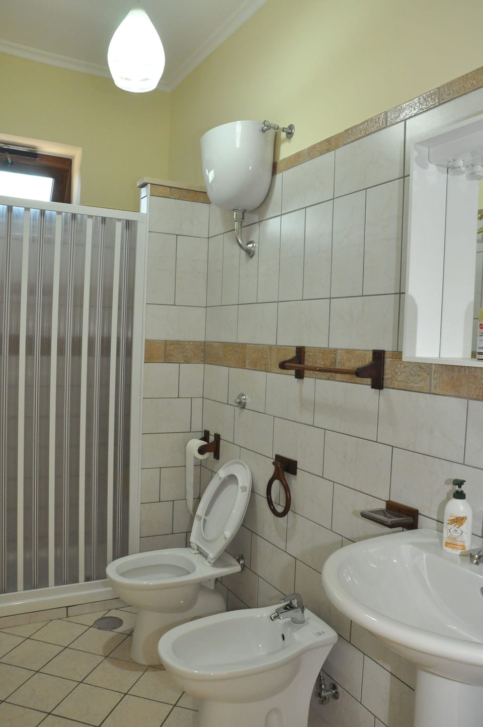 Basic Double Room | Bathroom | Shower, free toiletries, hair dryer, bidet
