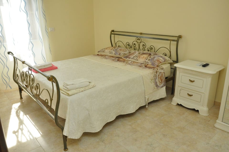 Basic Double Room | WiFi (free), bed sheets