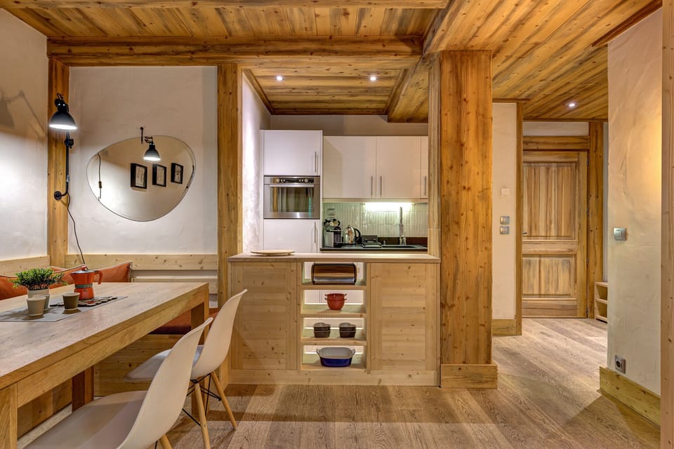 Dining area with generous space for 4 people