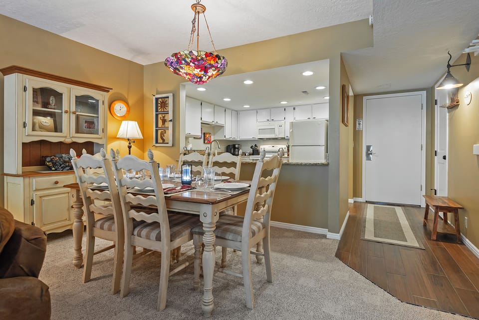 Dining Room - Seats 6, tiled entry & kitchen, granite countertops