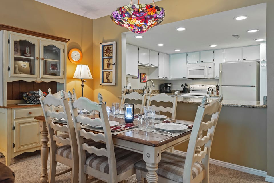Dining Room - Seats 6, tiled entry & kitchen, granite countertops