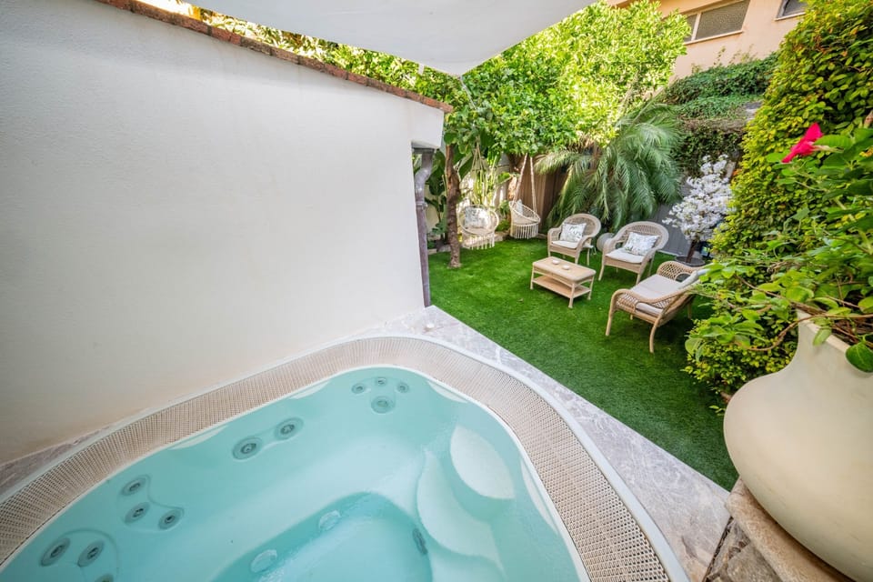 Outdoor spa tub
