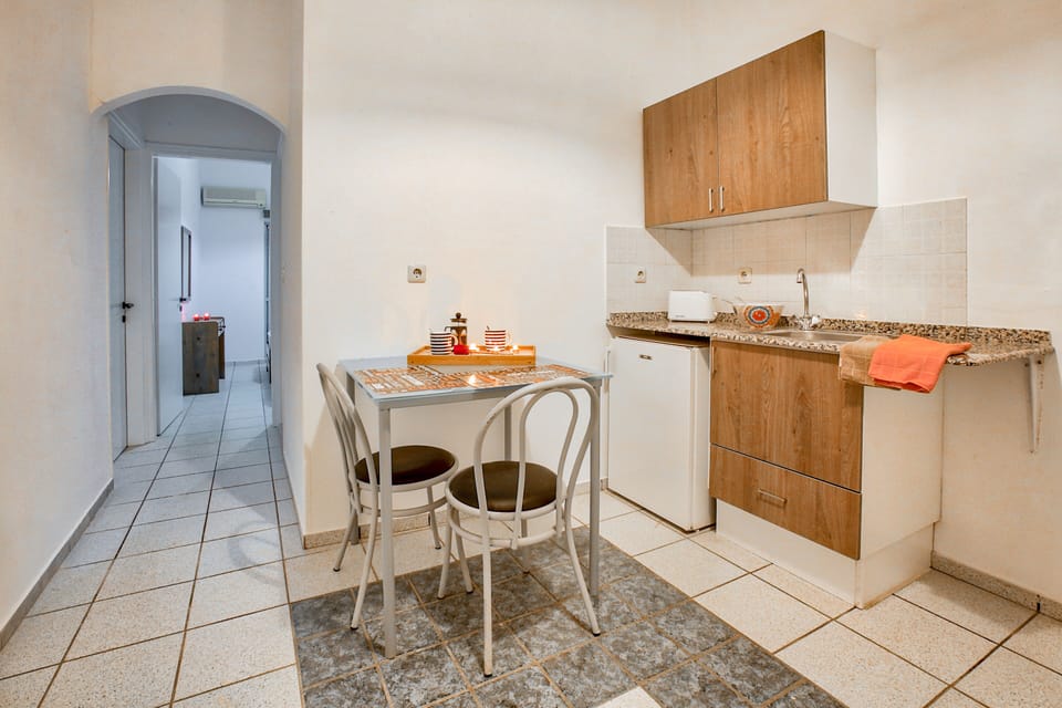 Superior Apartment | Private kitchenette | Fridge, stovetop, electric kettle, cookware/dishes/utensils