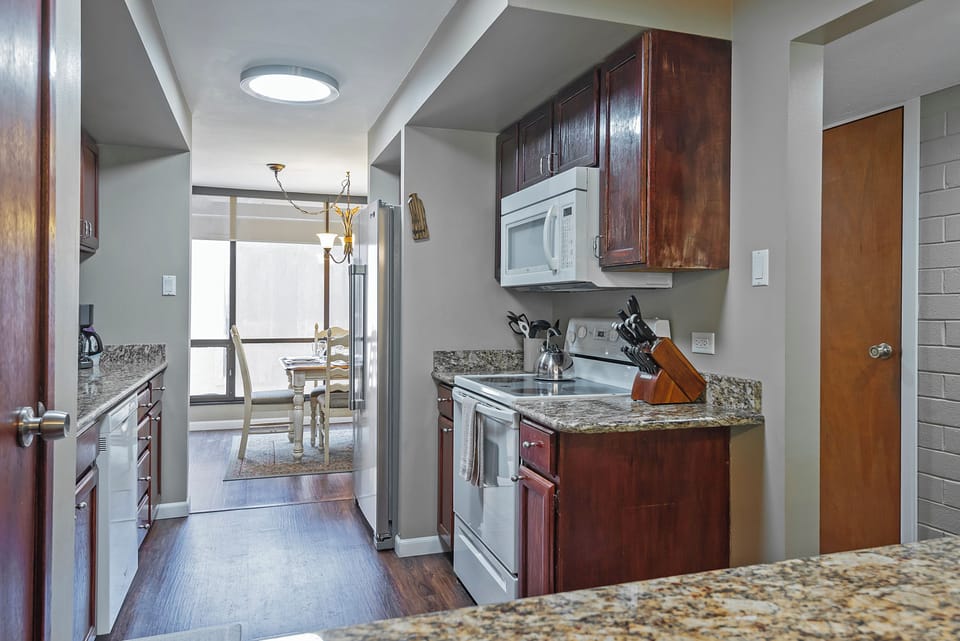 Large galley kitchen, fully equipped!