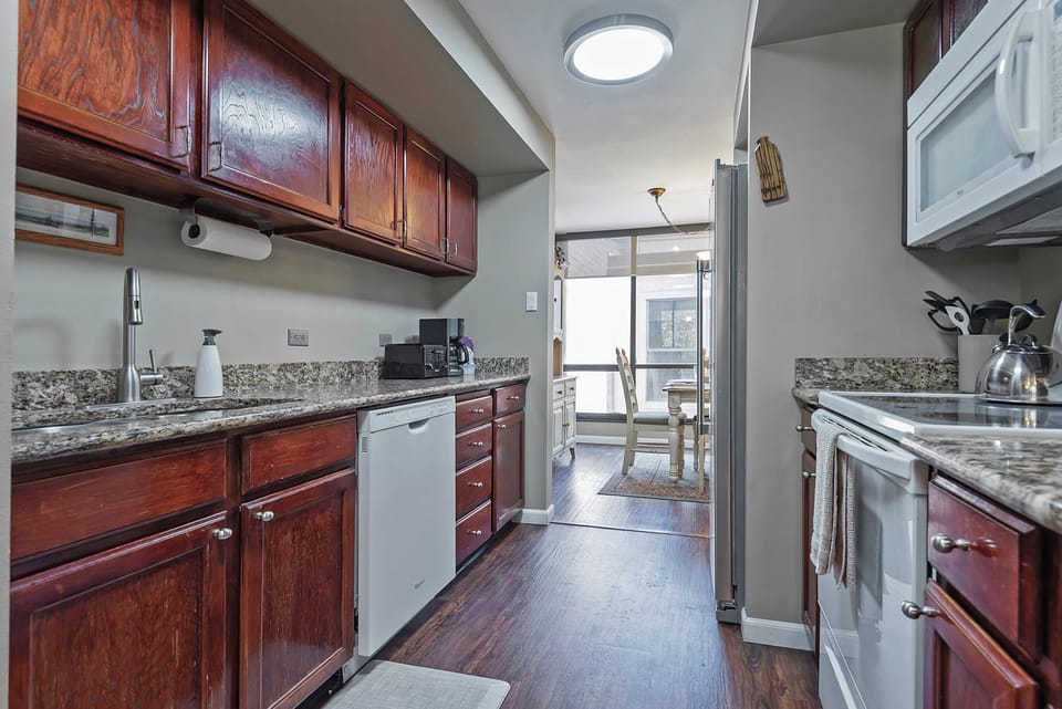 Large galley kitchen, fully equipped!