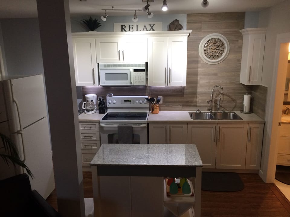 Kitchen, newly renovated. Fully equipped