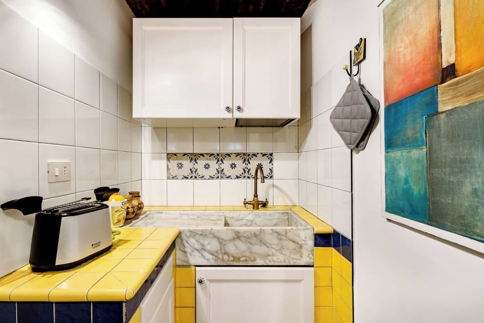 kitchen with silk and toaster