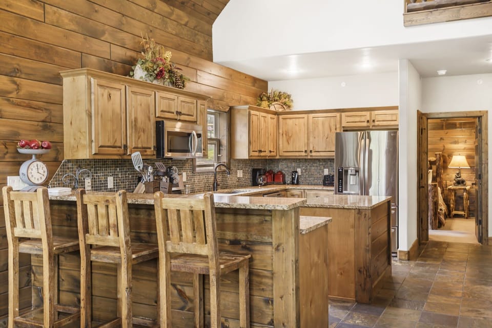 Room for 3 at the breakfast bar