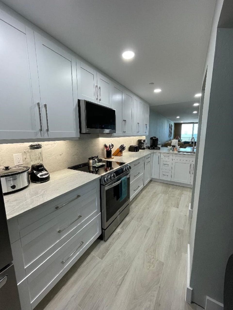 Large Kitchen with all new appliances!