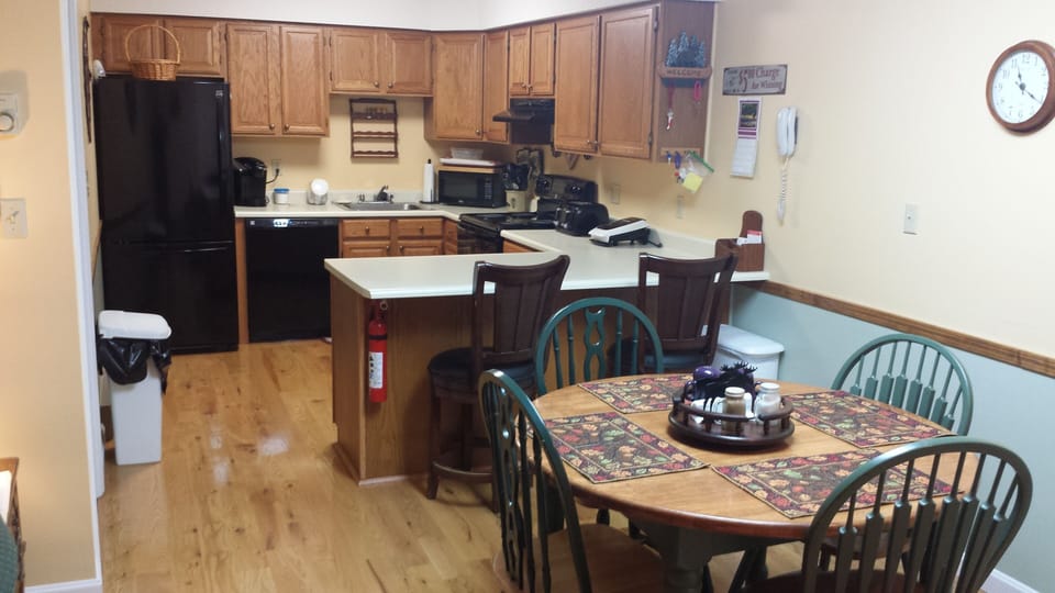 Fully equipped kitchen and dining area.