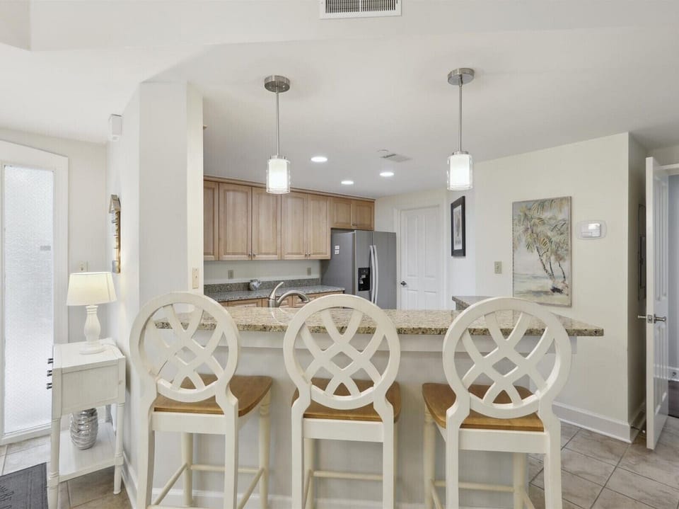 Kitchen with Breakfast Bar at 301 Windsor Place