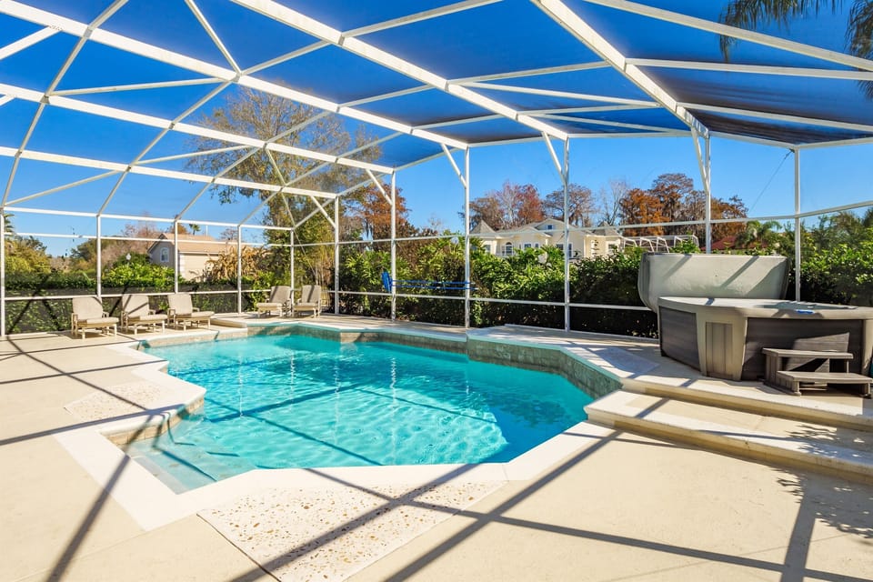 Huge Swimming pool, Deck and Lanai (Optional Pool Heating)