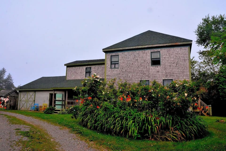The side view of the 1790 House with attached barn.