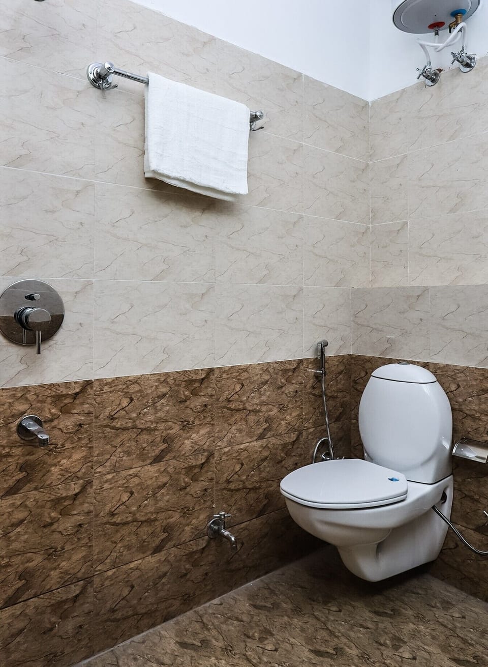 Suite Room | Bathroom | Shower, free toiletries, towels