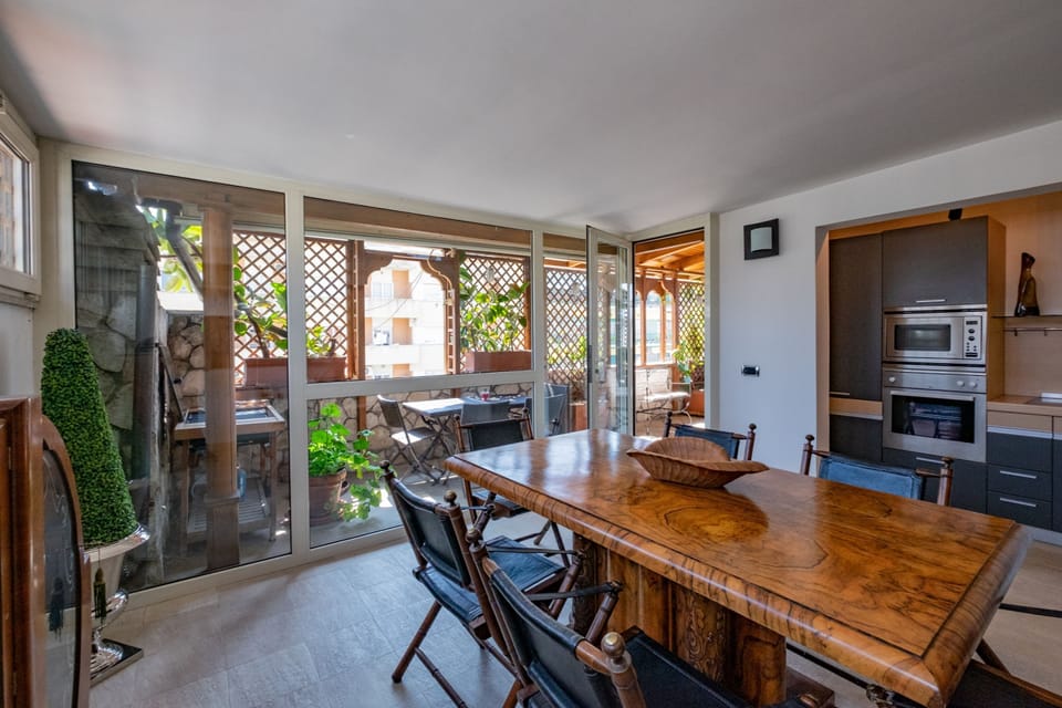 Studio Suite, City View | In-room dining