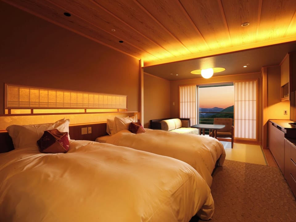 Japanese Modern Twin Room,Non-Smoking,Kaiseki w Kobe Beef,(Meal in the Restaurant) | In-room safe, desk, WiFi (free), alarm clocks