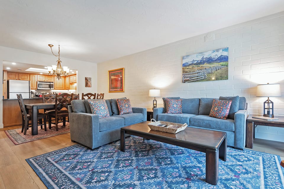 Living Room - Comf seating for 6, Queen Pull Out
