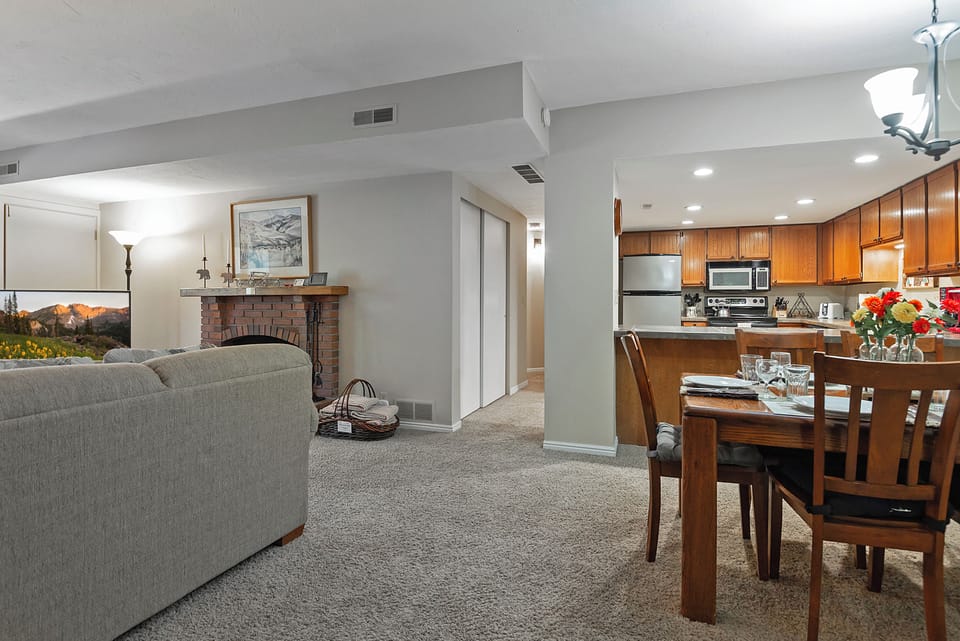 Dining Room - Seats 6