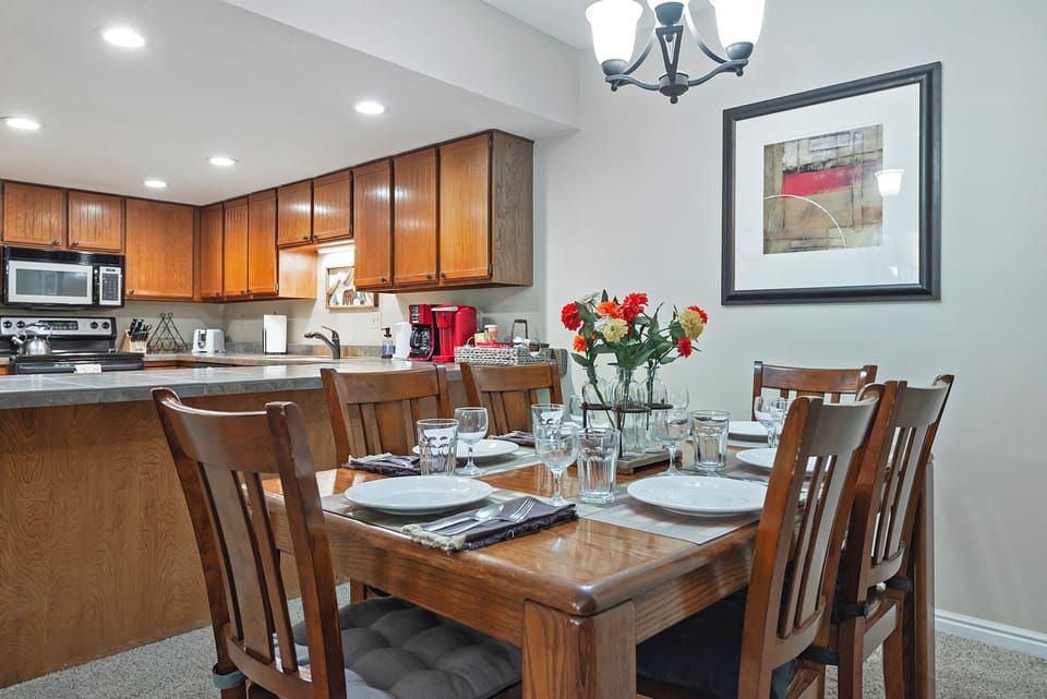Dining Room - Seats 6