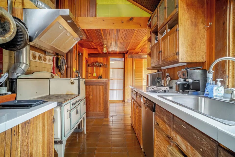 Kitchen includes coffee maker, electric water kettle, ice machine, breakfast bar