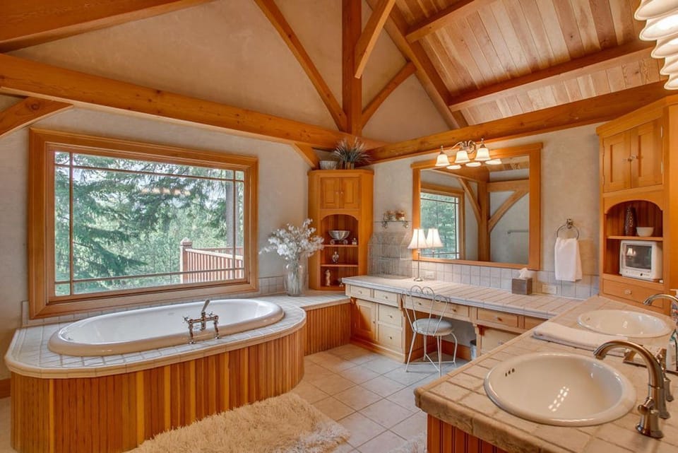 Spacious upstairs bath, mountain view. Jetted tub works only as a tub, no jets.