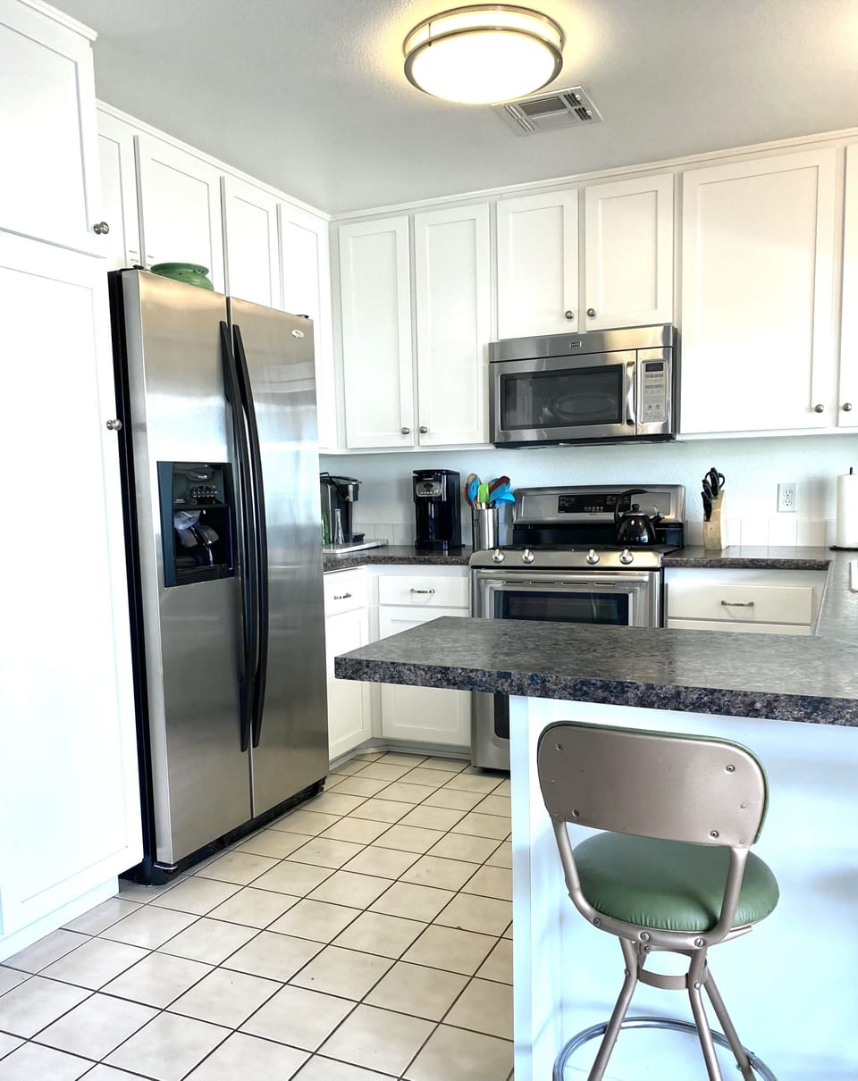 Side-by-side refrig. w/icemaker, microwave, 2-ovens, dishwasher, disposal 