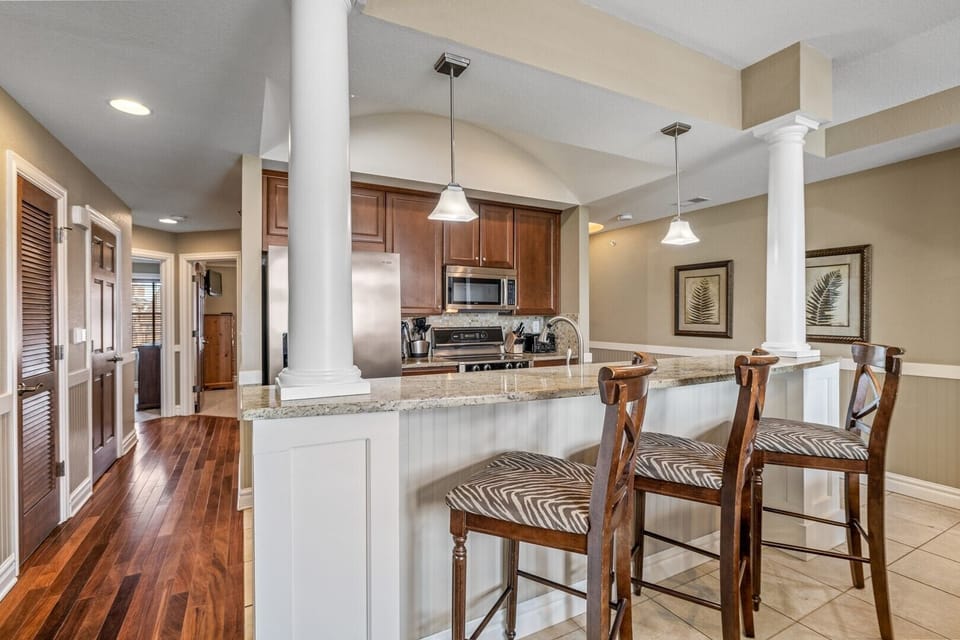 Kitchen/Bar Area